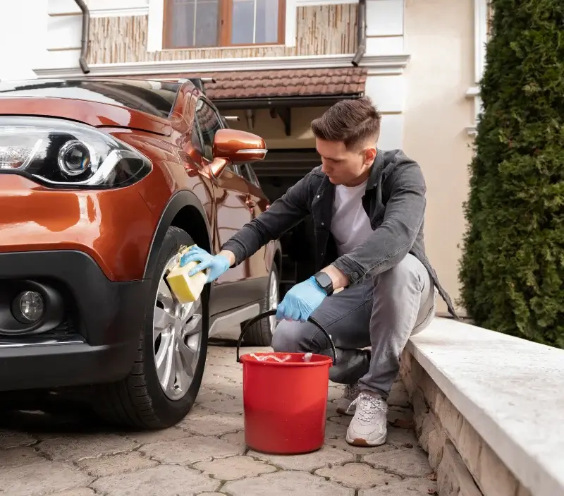 Lavage auto à domicile Saint-Georges-la-Pouge : professionnel intervenant sur un véhicule